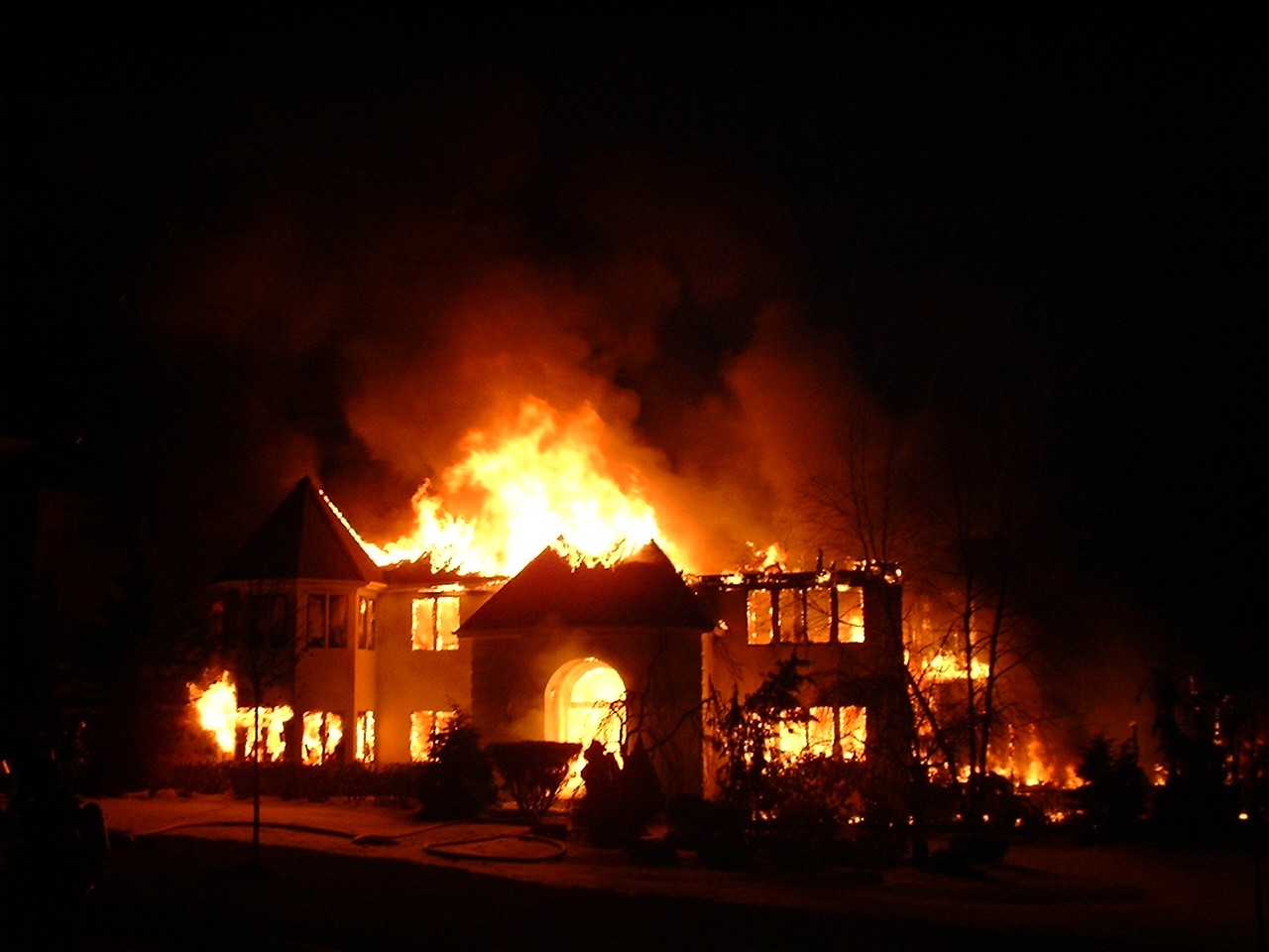 مصرع طفلين بحريق داخل منزل في الخليل