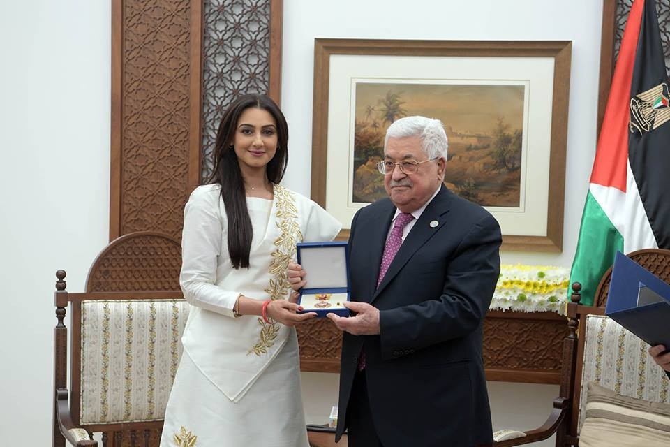 محمود عباس يكرّم أبطال مسلسل إماراتي هاجم "الإخوان"