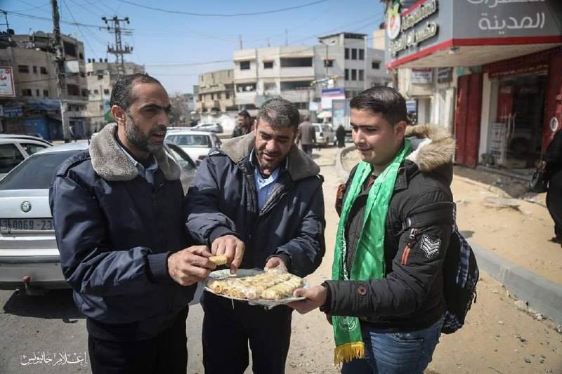 بالصور: غزيون يوزعون الحلوى ابتهاجا بعملية سلفيت