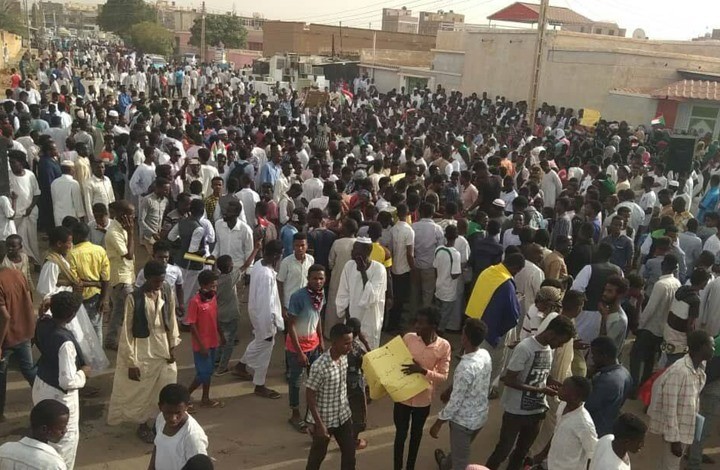 يواصل السودانيون الاعتصام لليوم الثامن- (صفحة تجمع المهنيين السودانيين على فيسبوك)