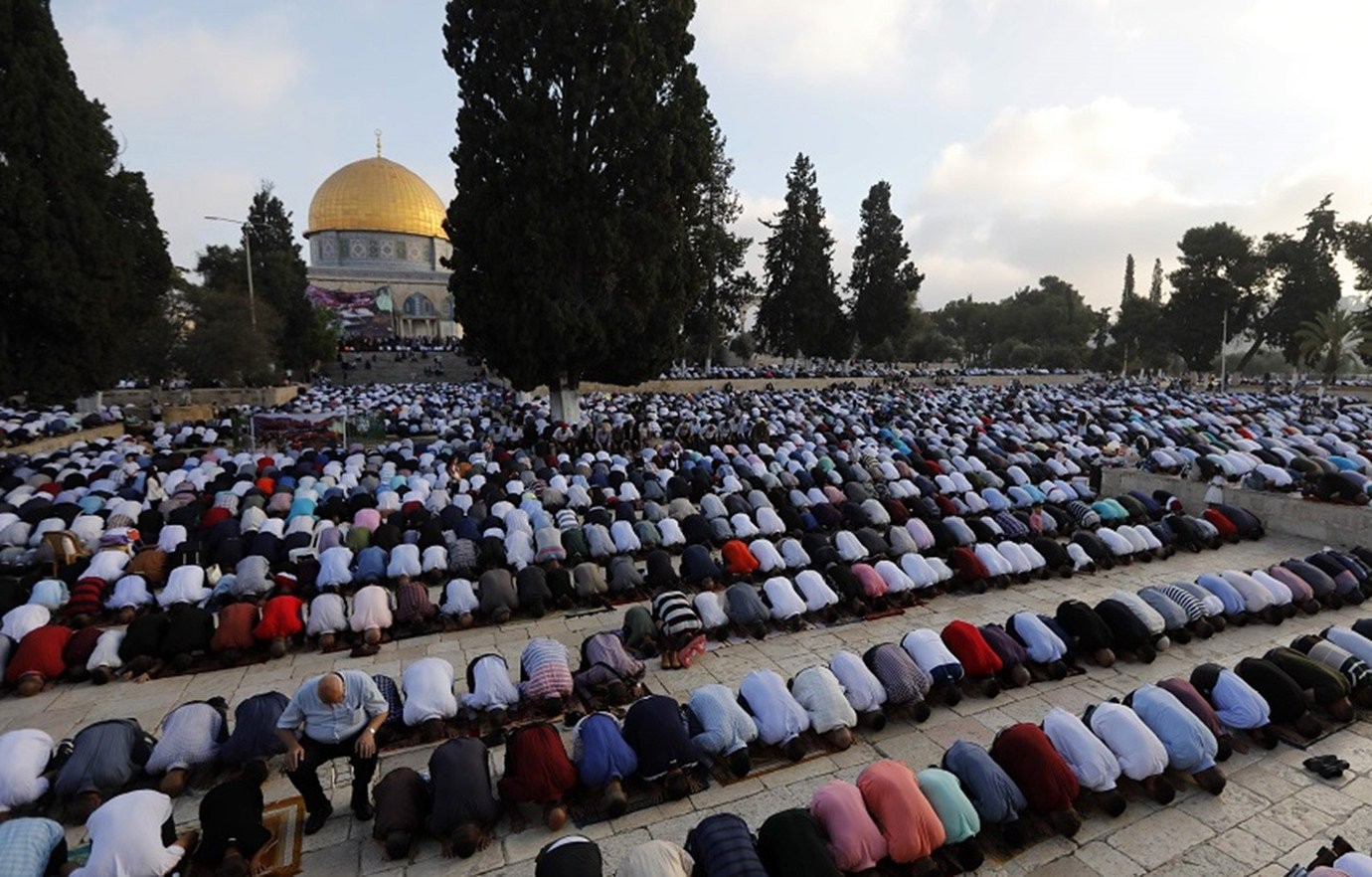 بالصور: عشرات الآلاف يؤدون صلاة العيد في المسجد الأقصى