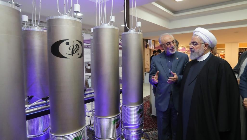 الرئيس الإيراني حسن روحاني يتفقد معرضا للتكنولوجيا النووية في طهران (الأوروبية-أرشيف)