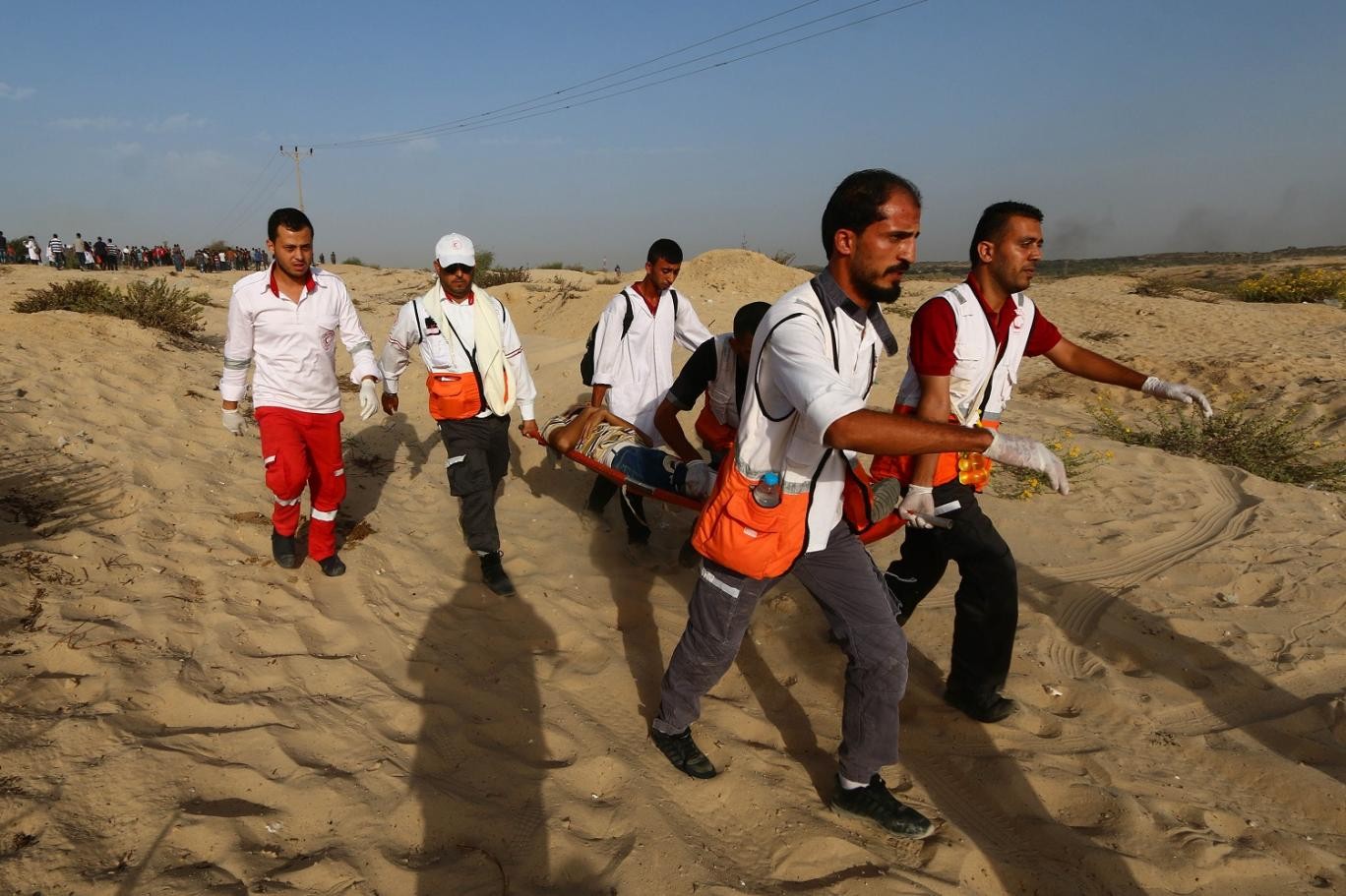 نيران الاحتلال تستهدف أصحاب المعطف الأبيض