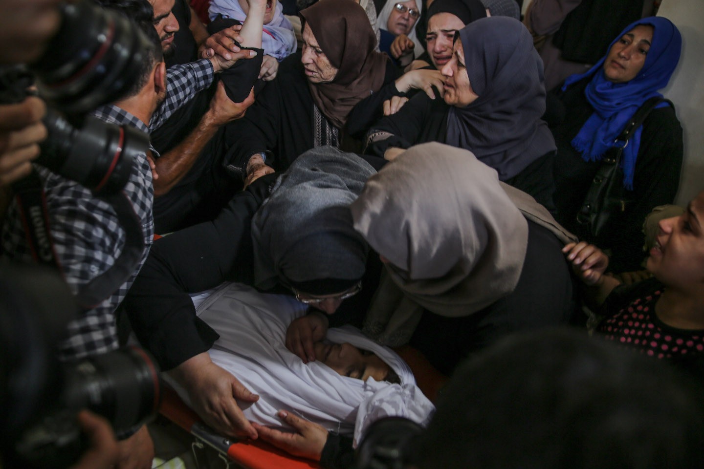 والدة الشهيد الربعي:" أخذوا مني صديقي" 