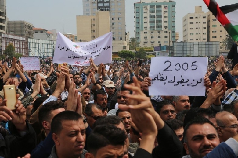 حكومة اشتية تعلن البدء في حل قضية موظفي تفريغات 2005