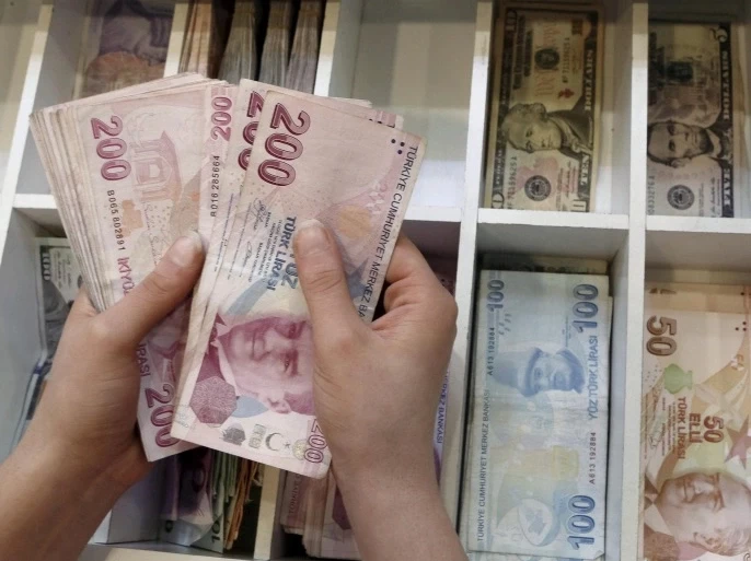 البنك المركزي لجأ مع تراجع الليرة التركية إلى إجراءات غير رسمية لتشديد السياسة النقدية (رويترز)
