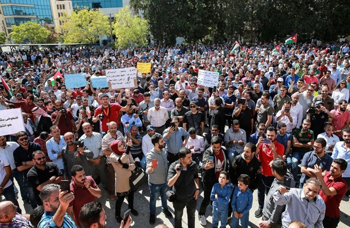 معلمو الأردن يواصلون الاحتجاج.. وتلويح بحظر جديد