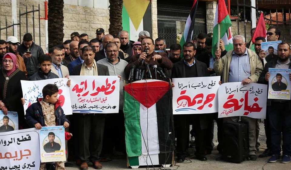 عوائل الشهداء: توجه لإضراب مفتوح عن الطعام للمطالبة بحقوقنا