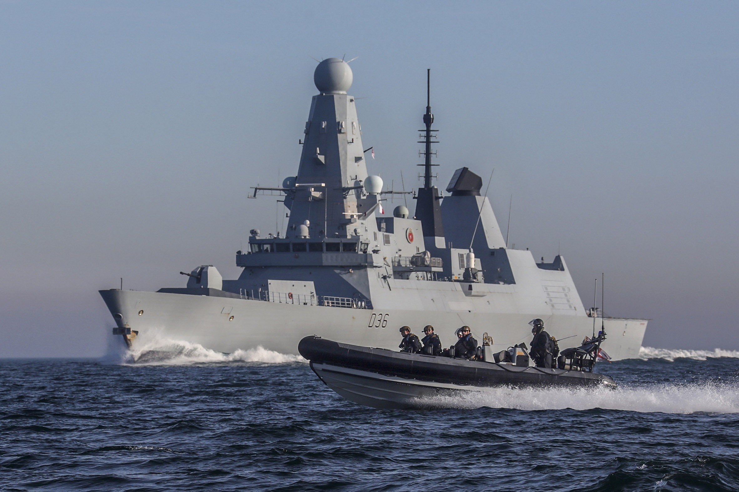 المدمرة بريطانية HMS Defender