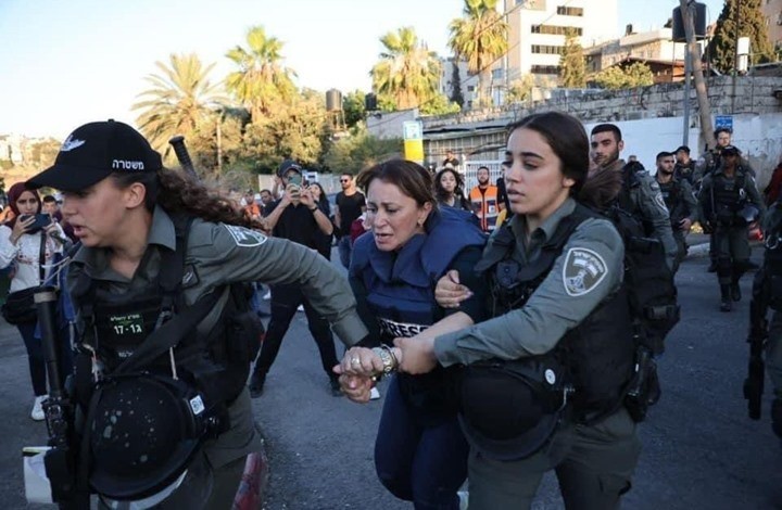 اعتدت قوات الاحتلال أيضا على المصور الذي يعمل مع مراسلة الجزيرة جيفارا البديري