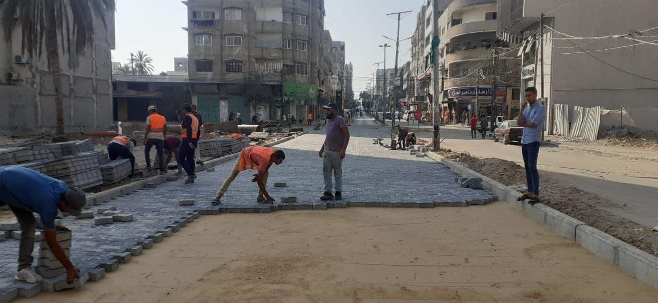 بلدية غزة تشرع بإجراء صيانة مؤقتة للشوارع المتضررة من العدوان