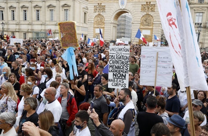 نحو ربع مليون فرنسي يحتجون ضد التطعيم الإجباري