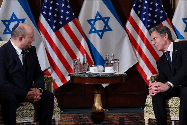 بلينكن (يمين) تحدث عن آفاق حل الدولتين الذي لا يؤيده بينيت (رويترز)