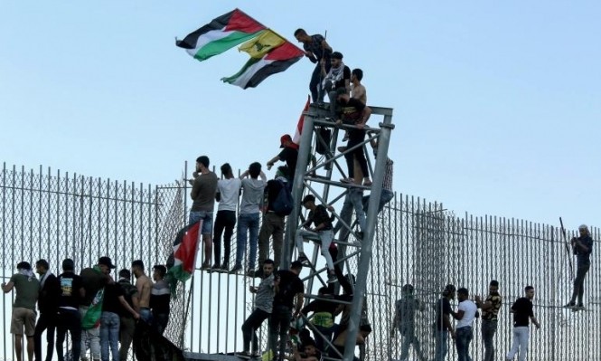 محتجون لبنانيون يتسلقون السياج الحدودي مع دولة الاحتلال عند المطلة (أرشيفية)