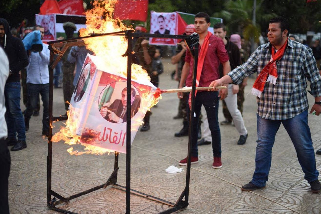 حرق ضورة عباس في ميدان الجندي المجهول وسط غزة من قبل أنصار الشعبية