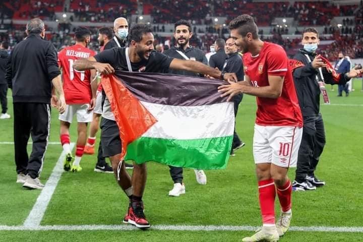 لاعبا الأهلي يرفعان العلم الفلسطيني