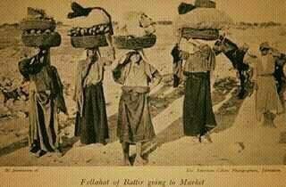 صورة تاريخية لمزارعات بتير يحملن الباذنجان لبيعه في أسواق القدس
