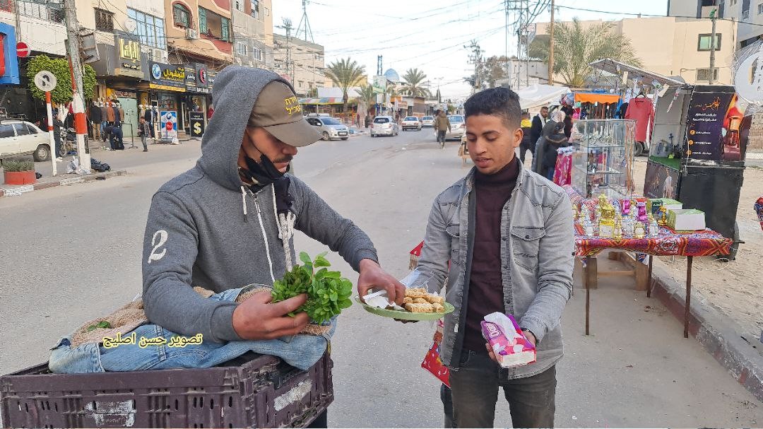 توزيع الحلوى في غزة ابتهاجا بالعملية