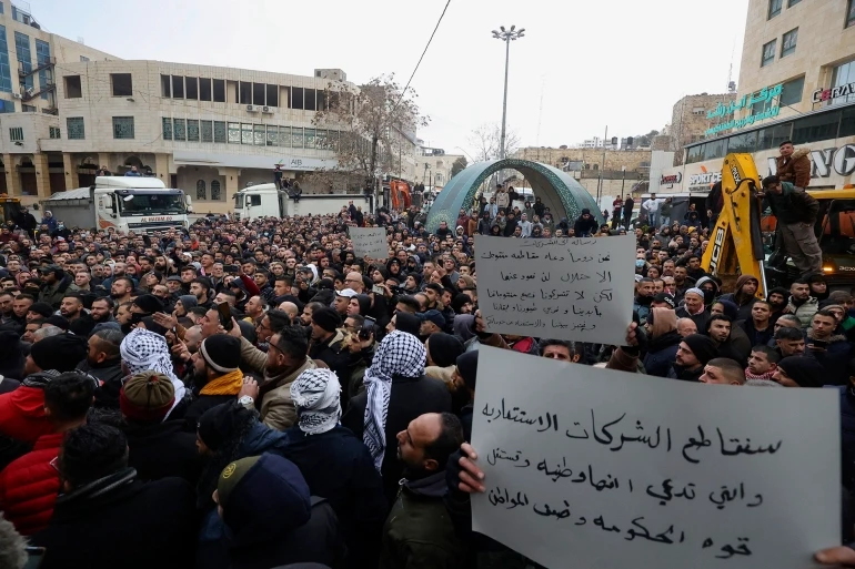 فلسطينيون في الضفة يتظاهرون ضد غلاء الأسعار