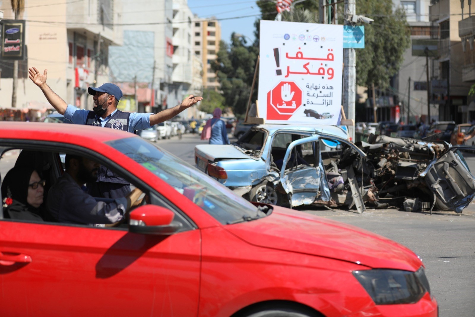 شرطي ينظم المرور في غزة