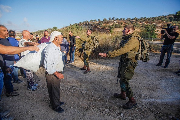 الاحتلال يمنع الفلسطينيين قطف الزيتون