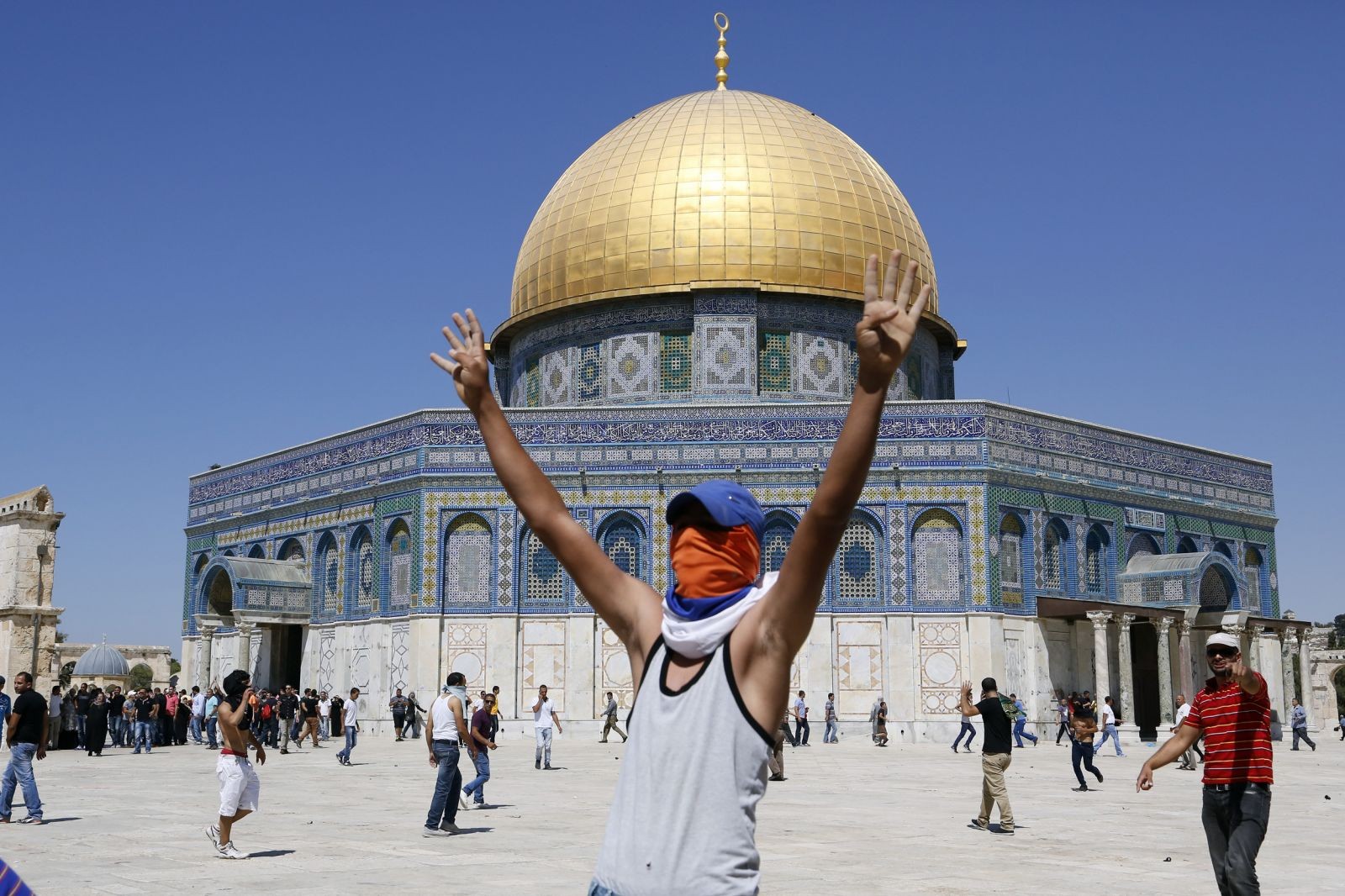 شبان فلسطينيون في الأقصى