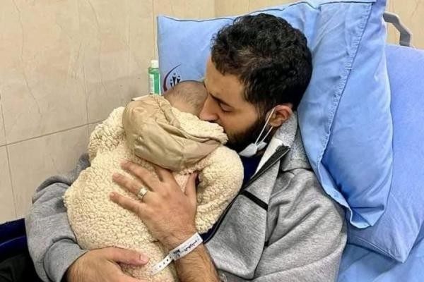 أحمد هريش يعانق طفله الذي ولد خلال فترة اعتقاله في سجون السلطة