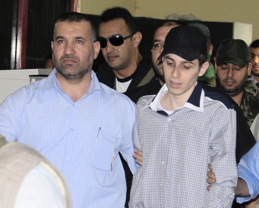 الجعبري وشاليط خلال تنفيذ الصفقة