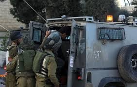 الاحتلال يشن حملة اعتقالات مسائية بأنحاء متفرقة من الضفة الغربية