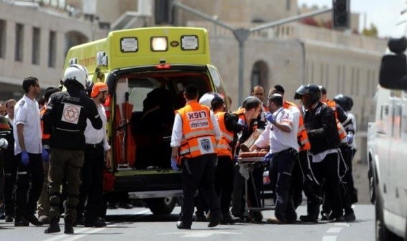 مستوطن يصيب آخر بجروح خطيرة بعد أن ظن أنه فلسطينيًا