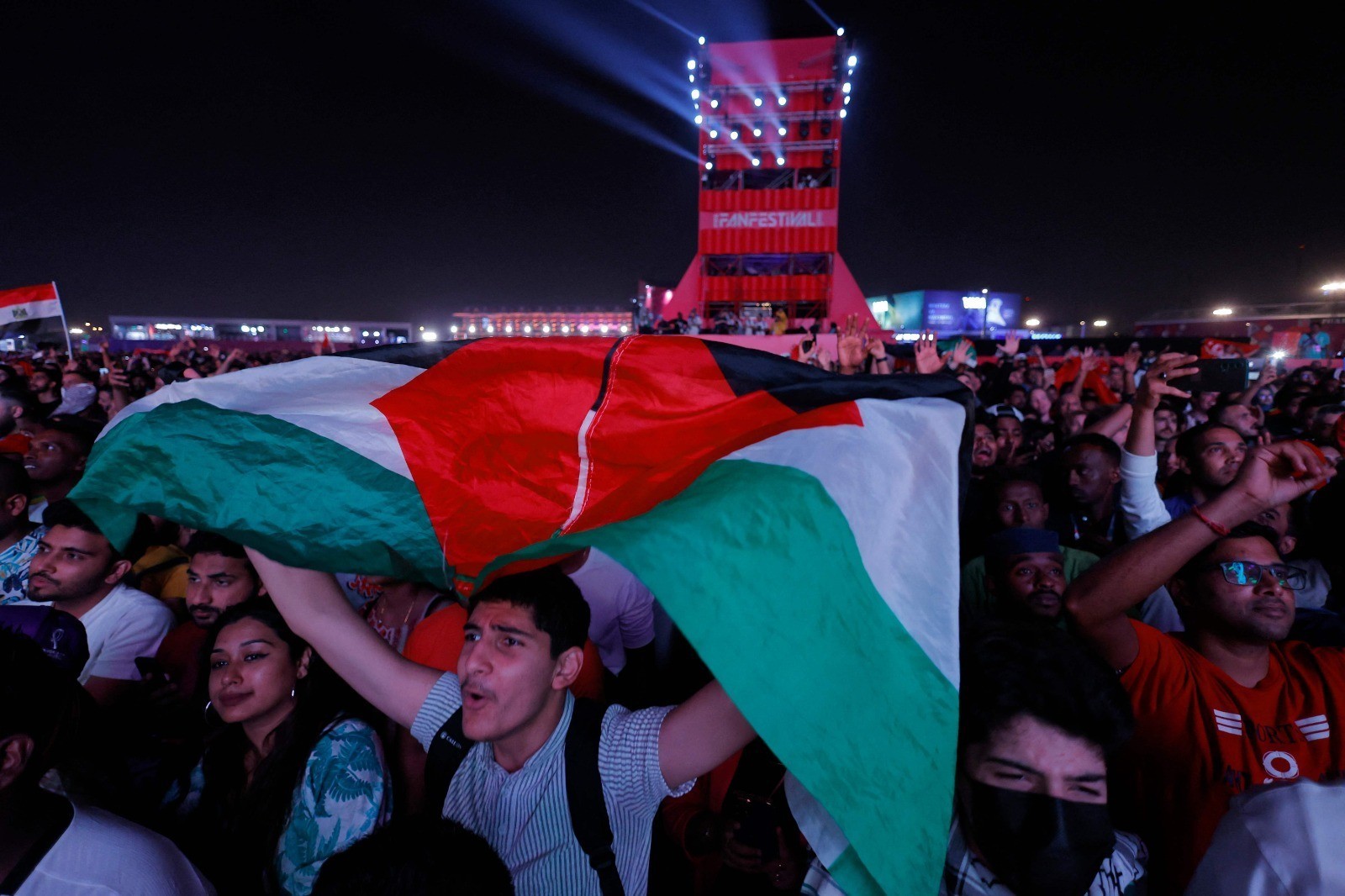 مشجعون يحملون علم فلسطين في مونديال قطر