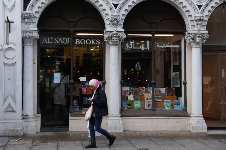 مكتبة الساقي في بايزواتر غرب لندن، افتتحت عام 1978 وستغلق في غضون أيام قليلة، كانت تطبع كتبها في دار النشر المملوكة للزوجين في لبنان وتشحن للعاصمة البريطانية