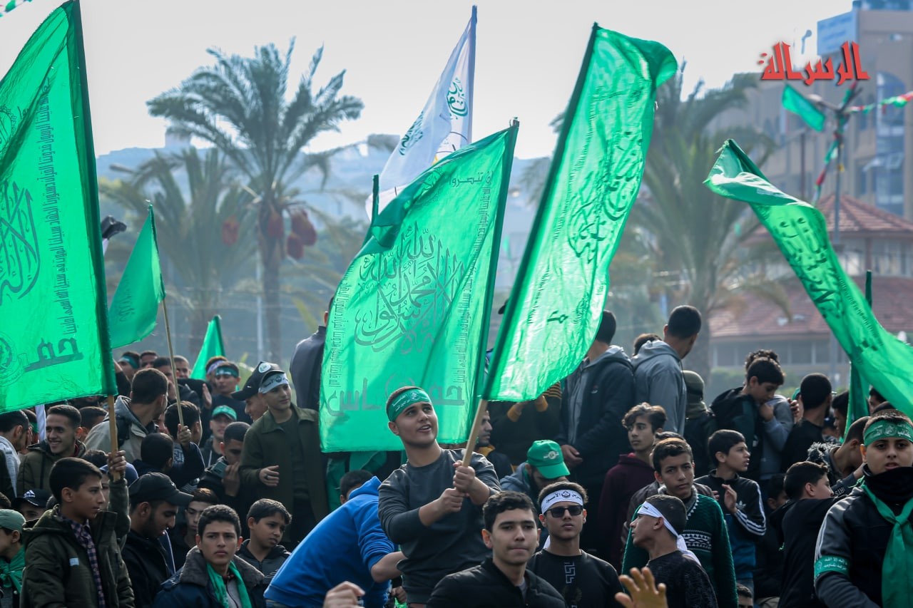 شاهد/ احتفالات الجماهير في ساحة الكتيبة الخضراء بانطلاقة حماس الـ35