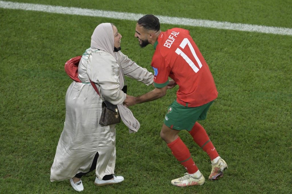 شاهد: استقبال المنتخب المغربي في الرباط وشوارع المغرب تعج بالجماهير المغربية لاستقبال أسود الأطلس