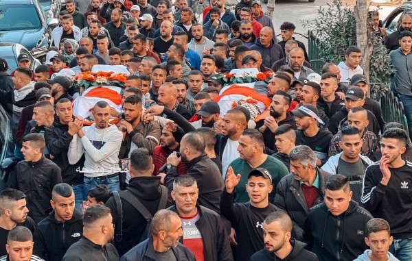 جماهير رام الله تشيع جثماني الشهيدين عنبر وشرايعة