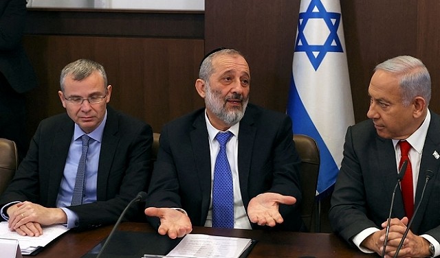 درعي يتوسط نتنياهو وليفين خلال اجتماع للحكومة، بداية الشهر الماضي (Getty Images)