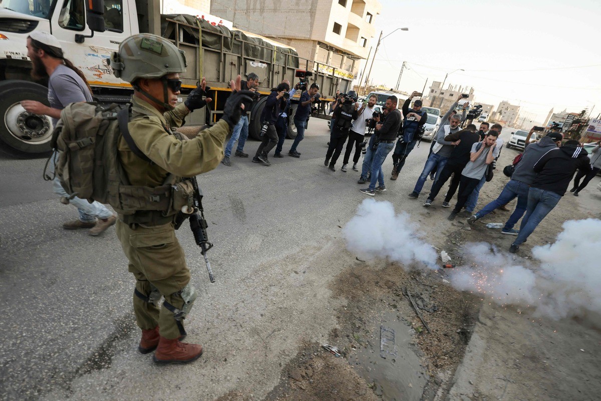 اعتداء قوات الاحتلال على الصحفيين الفلسطينيين