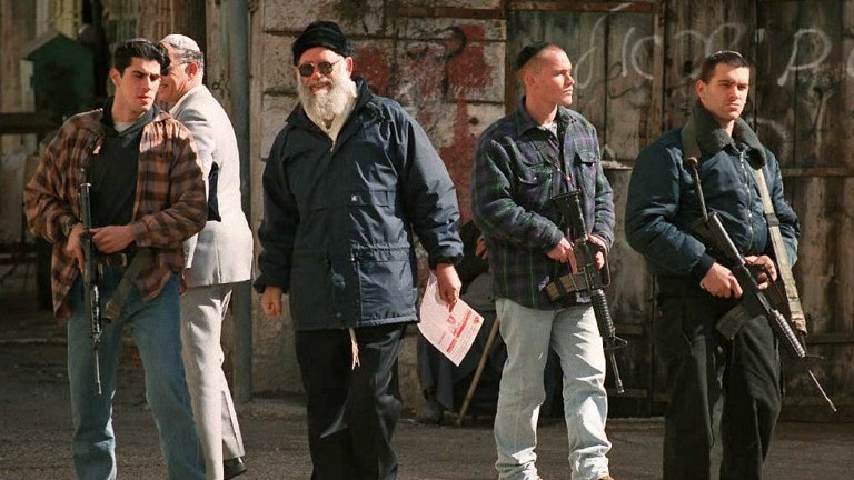 أعضاء الحركات الاستيطانية يتسلحون بالعنف أينما وجدوا.jpeg