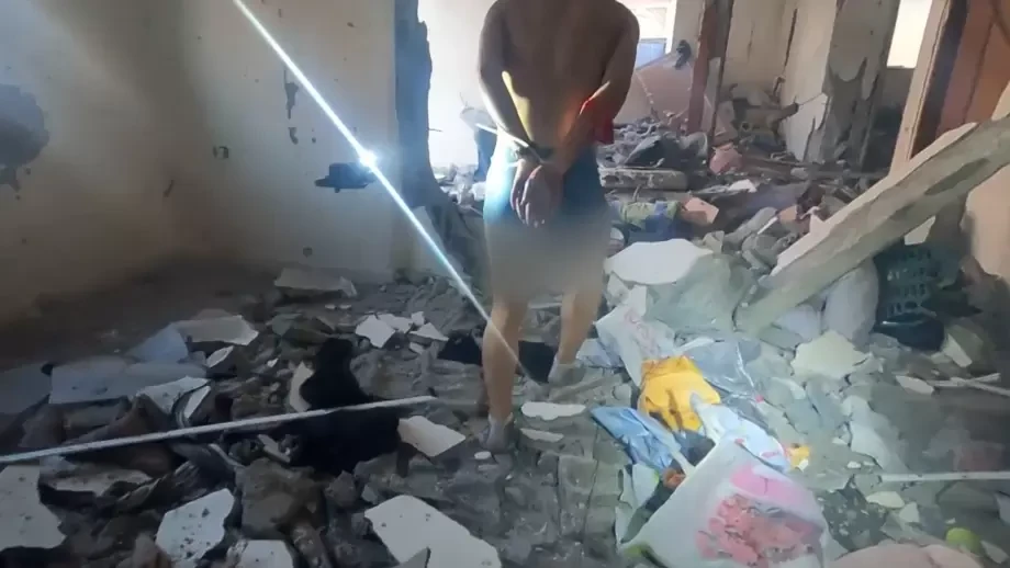 ( ربطه بحبل وتثبيت كاميرا على جسده).. فيديو لاستخدام الاحتلال أسرى من غزة دروعاً بشرية