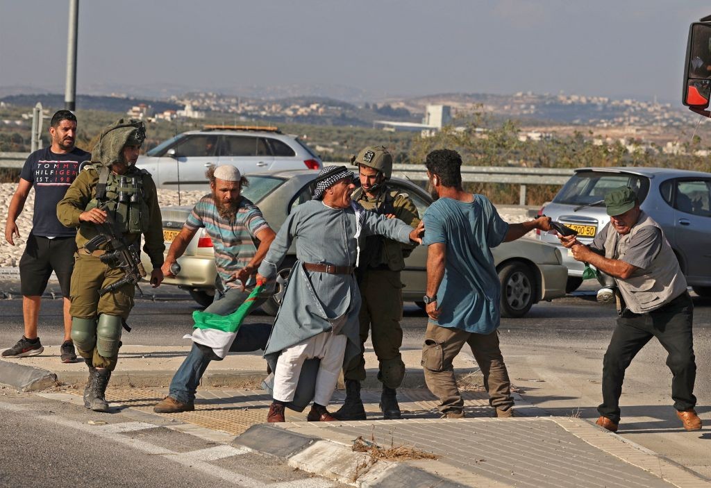 تصدي مواطن فلسطيني لاعتداءات المستوطنين في الضفة الغربية.