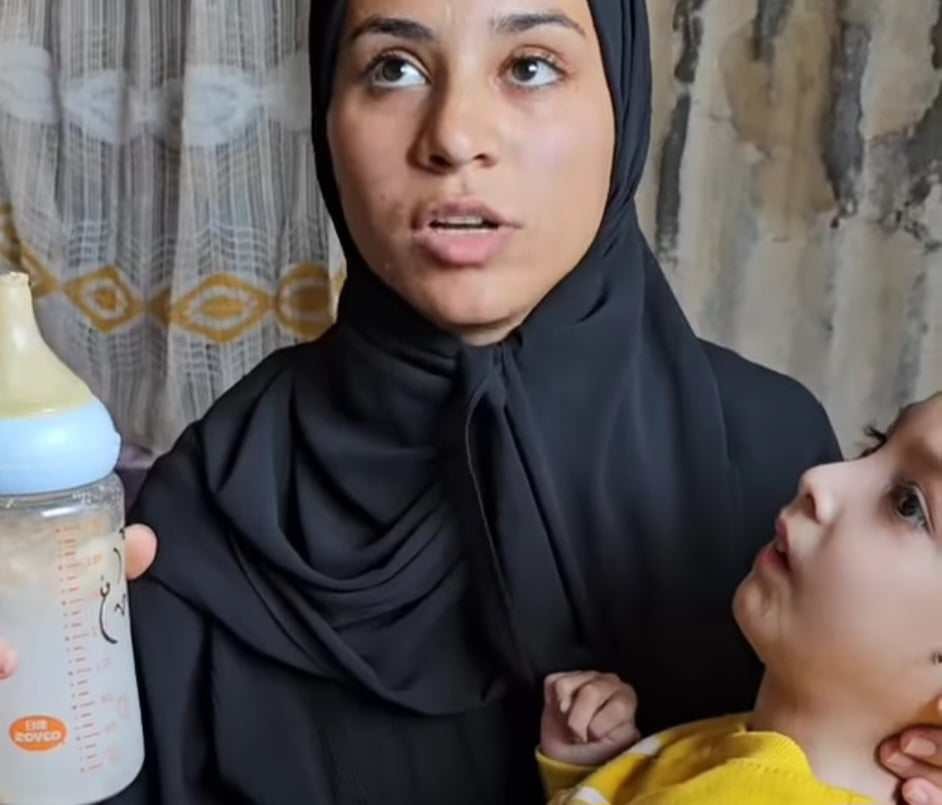 الطفل موسى جزرية مع والدته