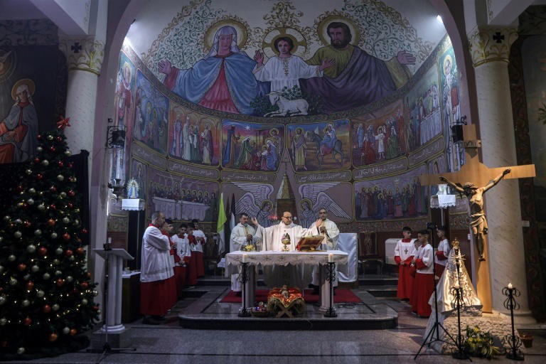 لقطة من الصلوات المسيحية في غزة خلال الأعياد هذا العام.