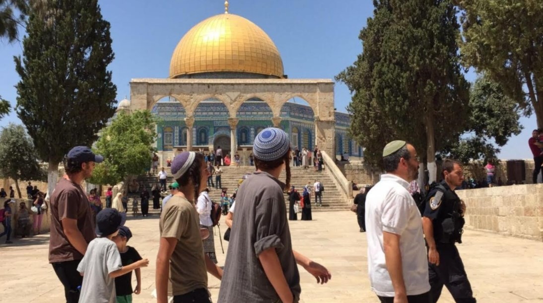 71 مستوطناً و11 طالباً يهودياً يقتحمون المسجد الأقصى تحت حماية قوات الاحتلال