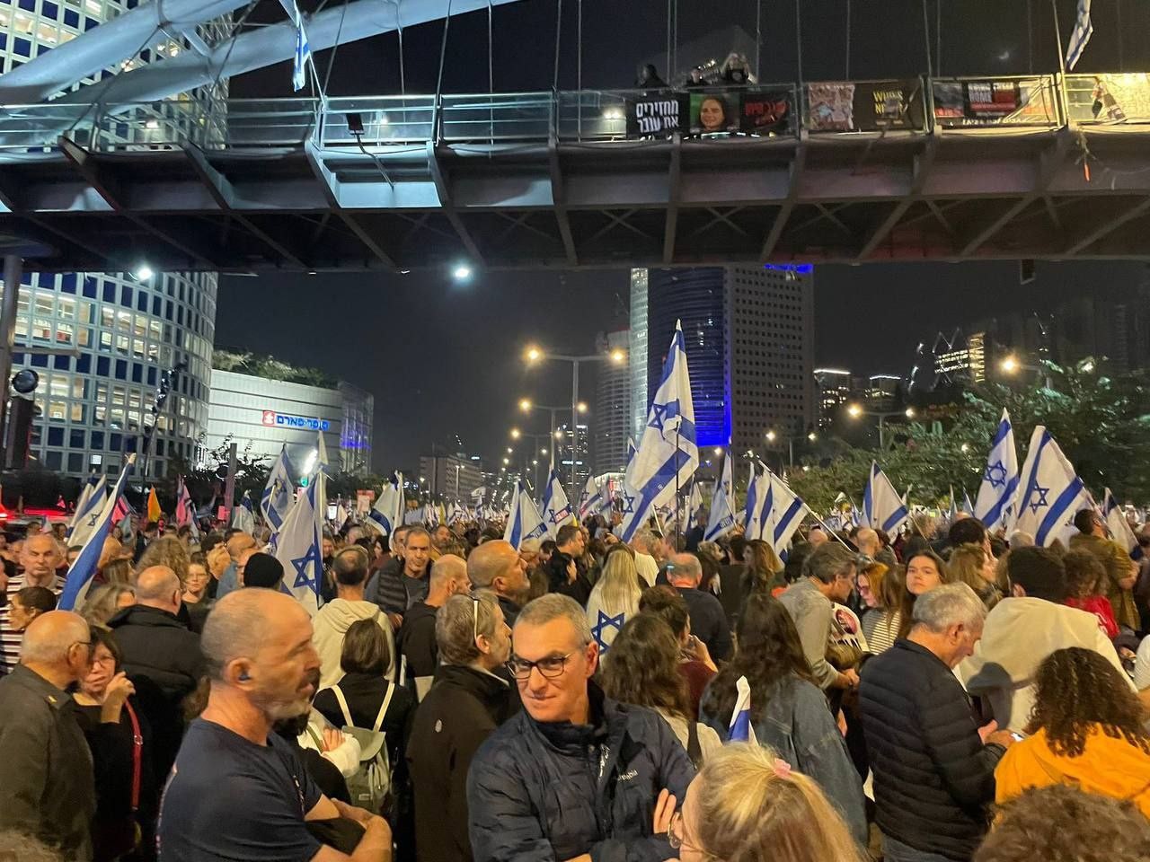 تظاهرة حاشدة للمستوطنين في (تل أبيب) للمطالبة بصفقة تبادل أسرى عاجلة