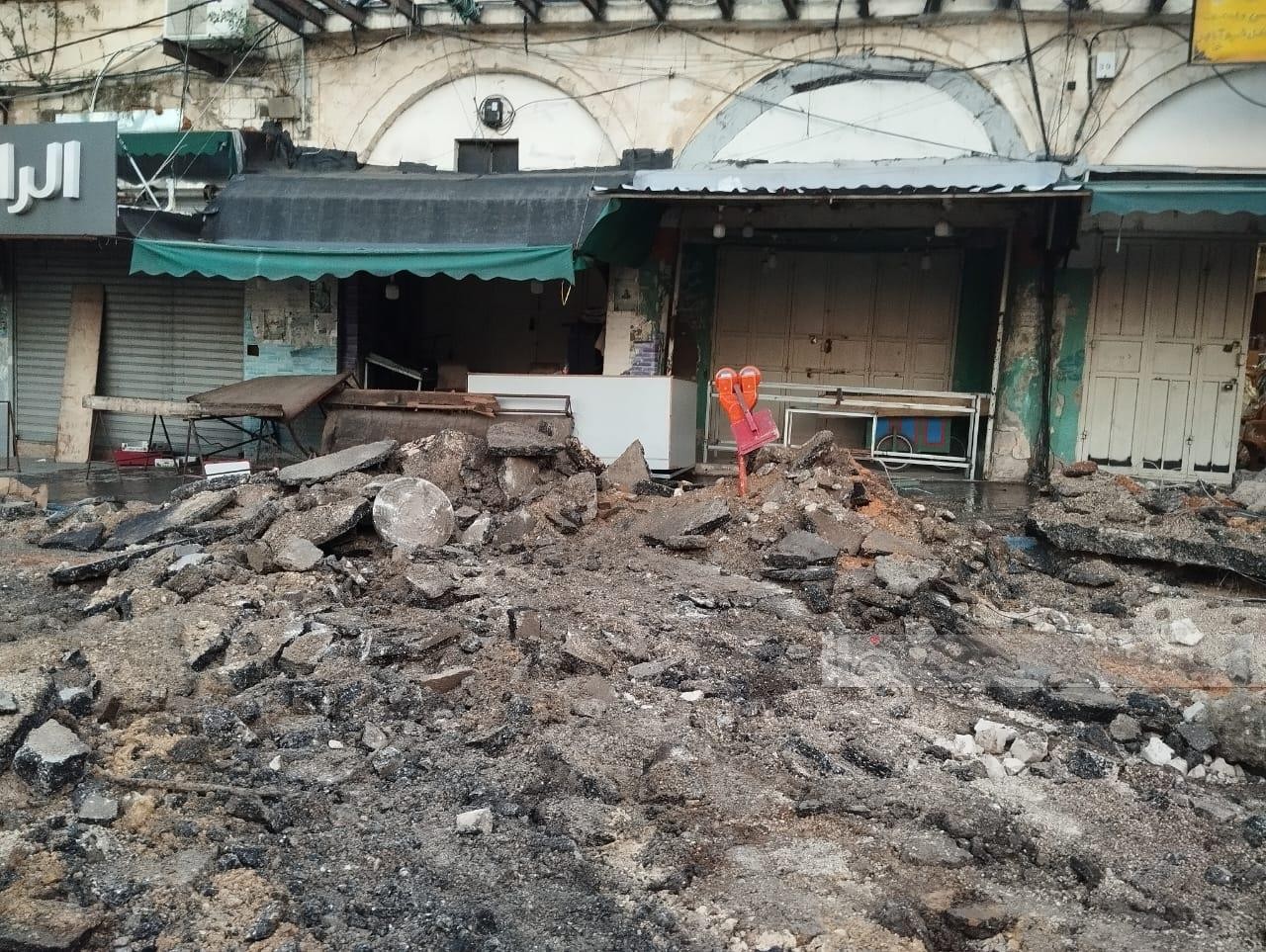 قوات الاحتلال تجبر عائلات في مخيم طولكرم على إخلاء منازلها وتدمرها