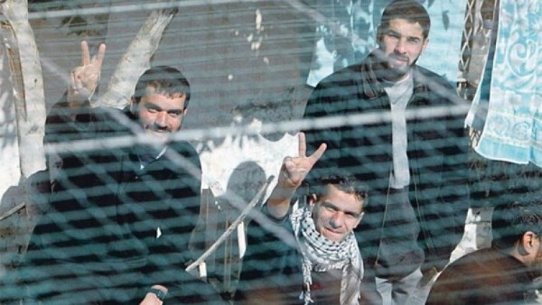 بدء الإفراج عن الأسرى من سجن "عوفر ضمن صفقة (طوفان الأقصى)