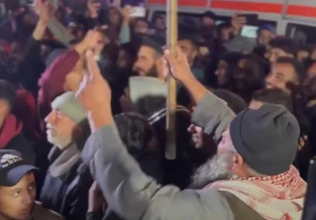 هتافات أهالي غزة