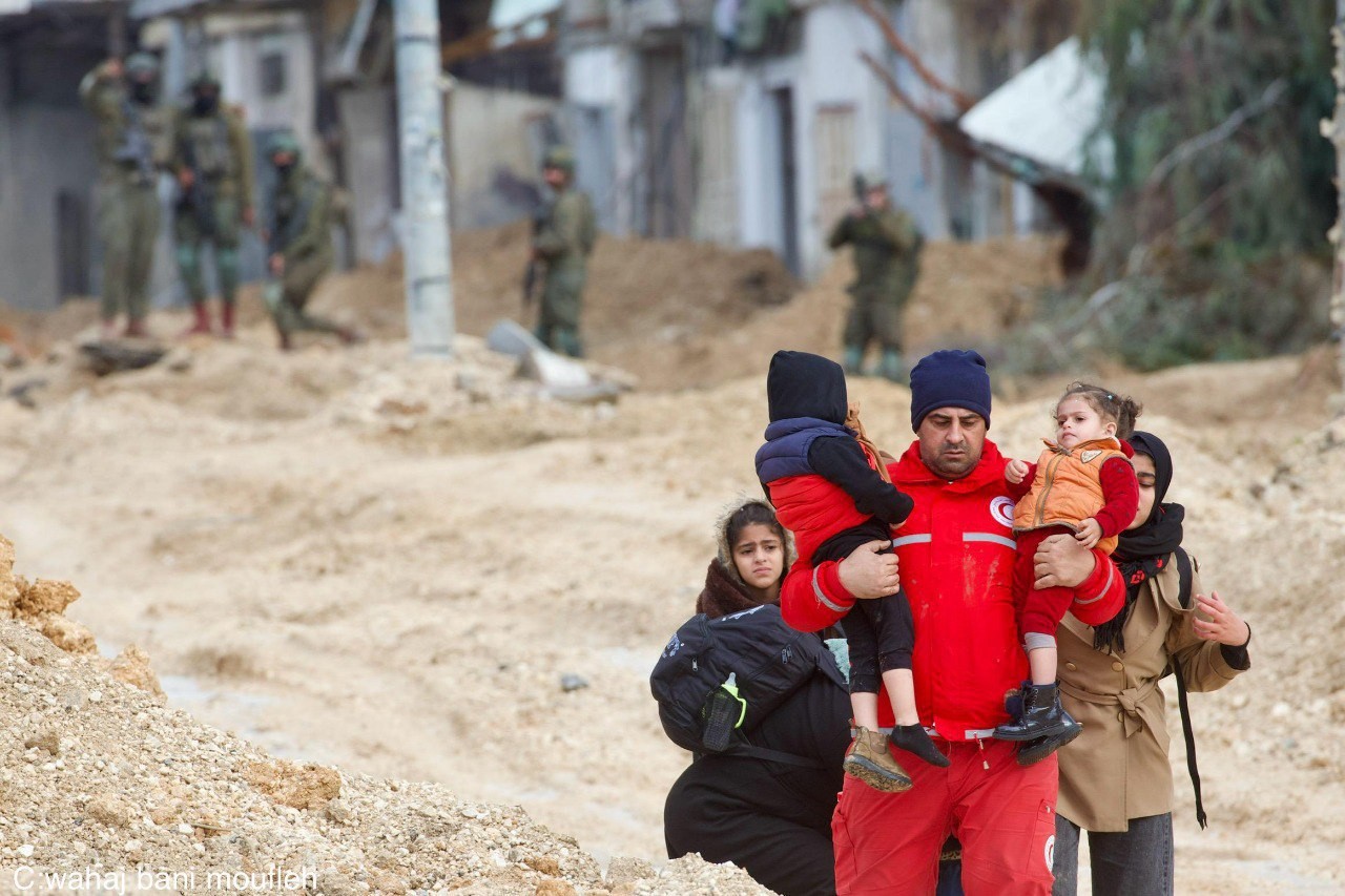 قوات الاحتلال تجبر 200 عائلة على النزوح من مخيم الفارعة تحت تهديد السلاح
