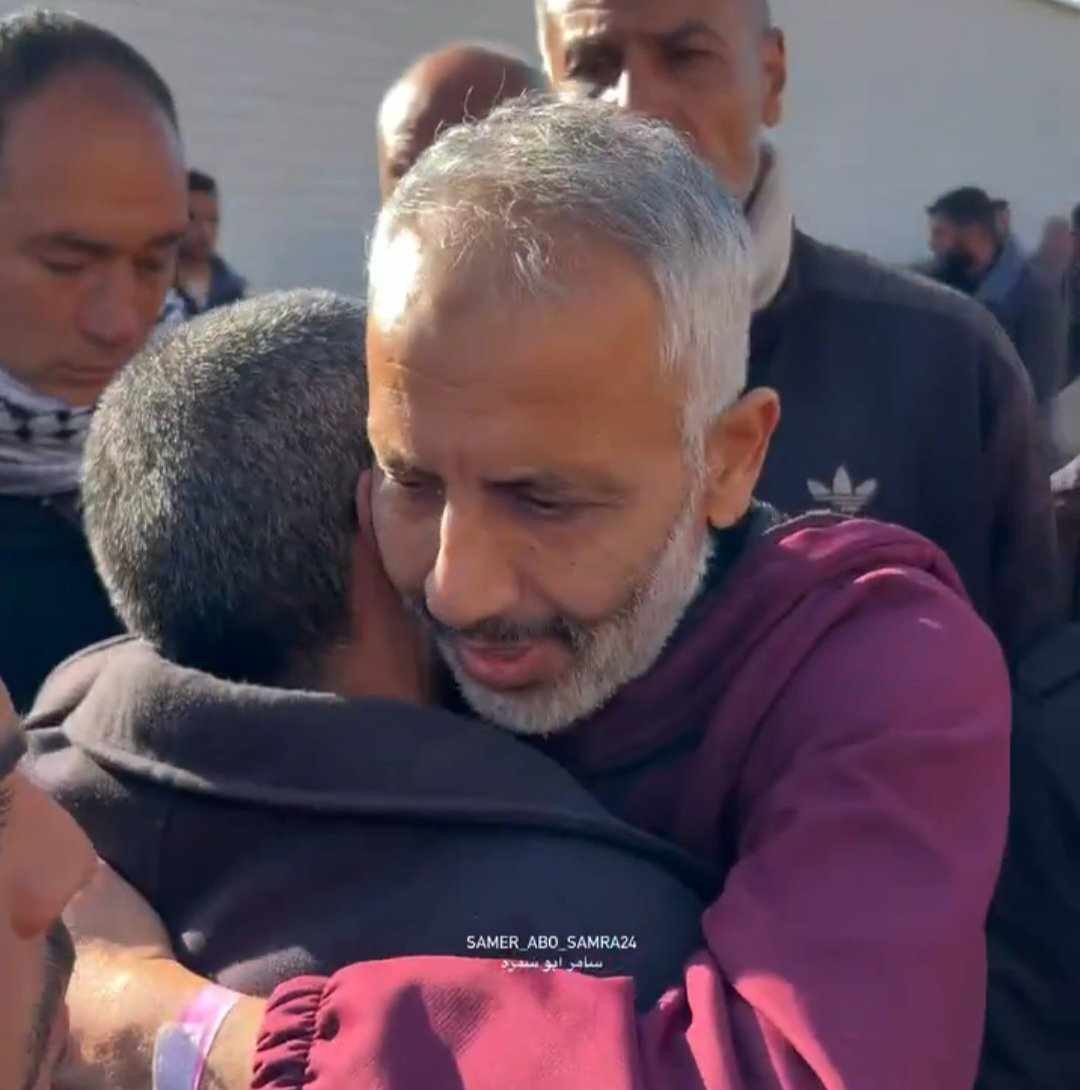 الأسير علاء أبو زيد يعانق شقيقه بعد الافراج عنه بالأمس
