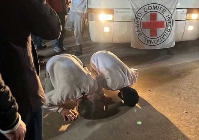 الاحتلال يفرج  عن الدفعة السابعة من الأسرى في إطار صفقة (طوفان الأحرار)